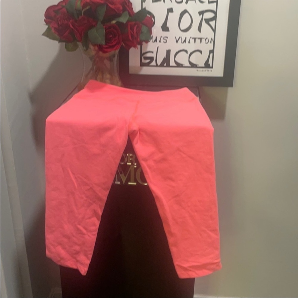 NWT Ladies BEYOND YOGA CAPRI LEGGINGS